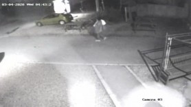 VIDEO // Momentul în care o mamă își aruncă bebelușul abia născut în pădure și îl lasă să moară